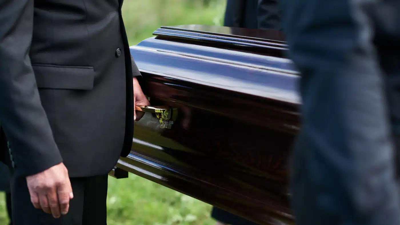 Chi Siamo? Esperti Nel Settore Funebre Che Lavorano Con Rispetto, Discrezione E Professionalità Ogni Giorno. Onoranze Funebri San Lazzaro Dal 1995